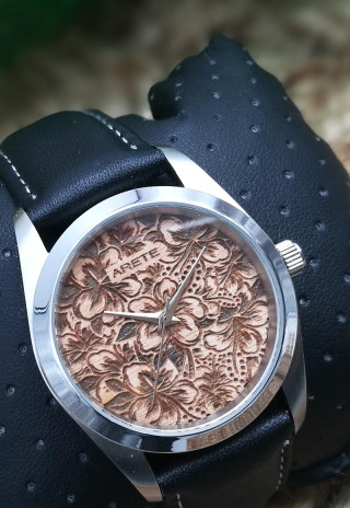 TH550GW Unisex Stainless Steel Strap Watch